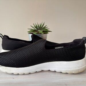 Black Skechers Go Walk Slip-Ins Women’s Sneakers. Size: 8.5